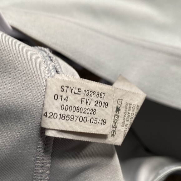 Under Armour black and white sports bra bundle - Picture 11 of 13